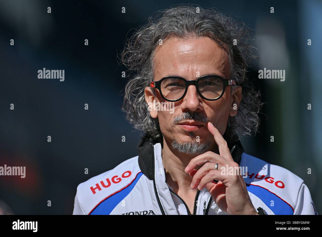 IMOLA, ITALIA - 17 MAGGIO: Laurent Mekies di Francia e Visa Cash App RB Formula One Team durante le qualifiche in vista del Gran Premio di F1 dell'Emilia-Romagna all'autodromo Enzo e Dino Ferrari Circuit il 17 maggio 2025 a Imola, Italia.(foto di Vince Mignott/Alamy Live News) Foto Stock