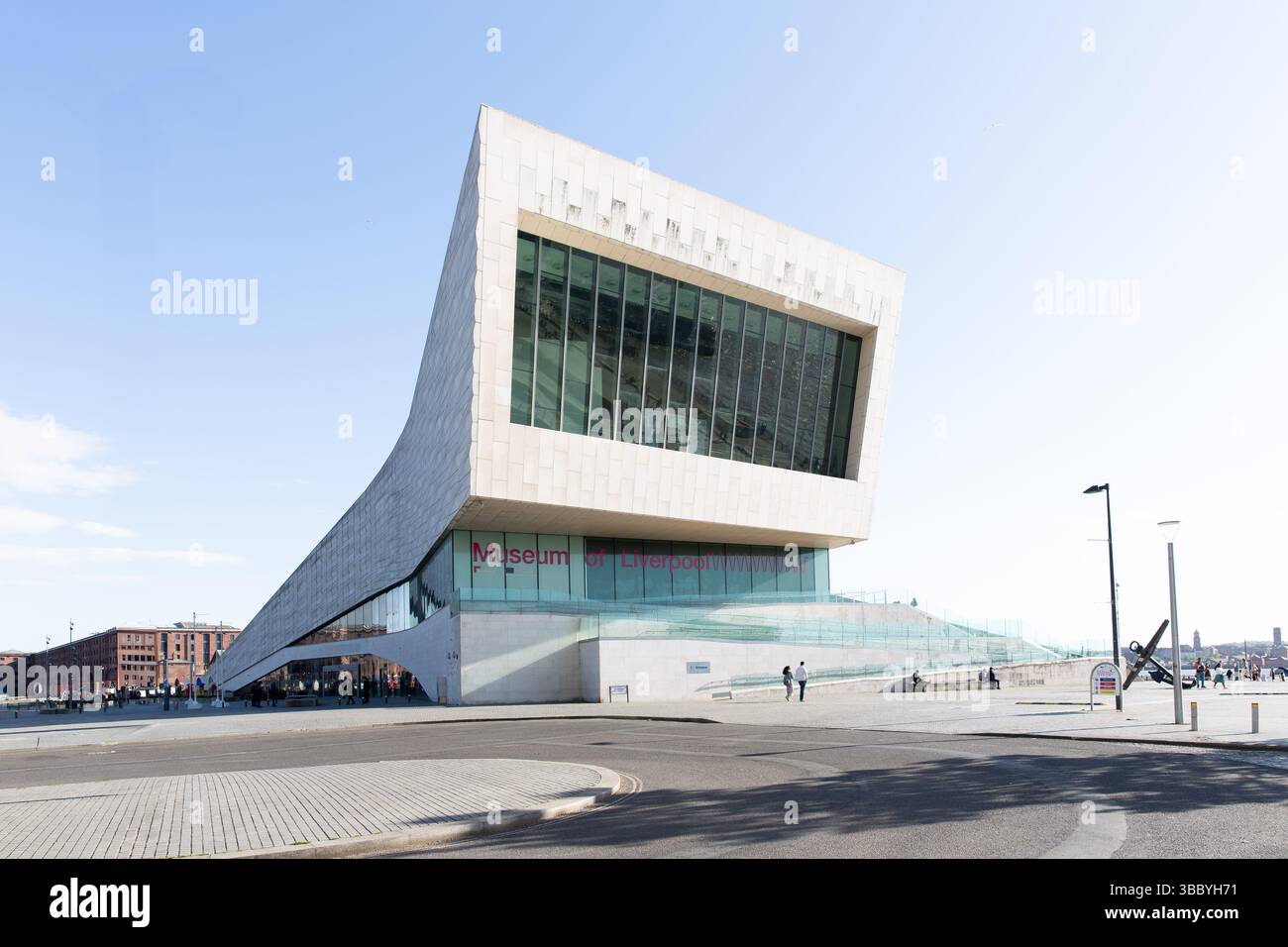LIVERPOOL, REGNO UNITO - 3 MAGGIO 2025. L'esterno dell'architettura contemporanea del Museum of Liverpool at Pier Head in the Docks è della città di Liv Foto Stock