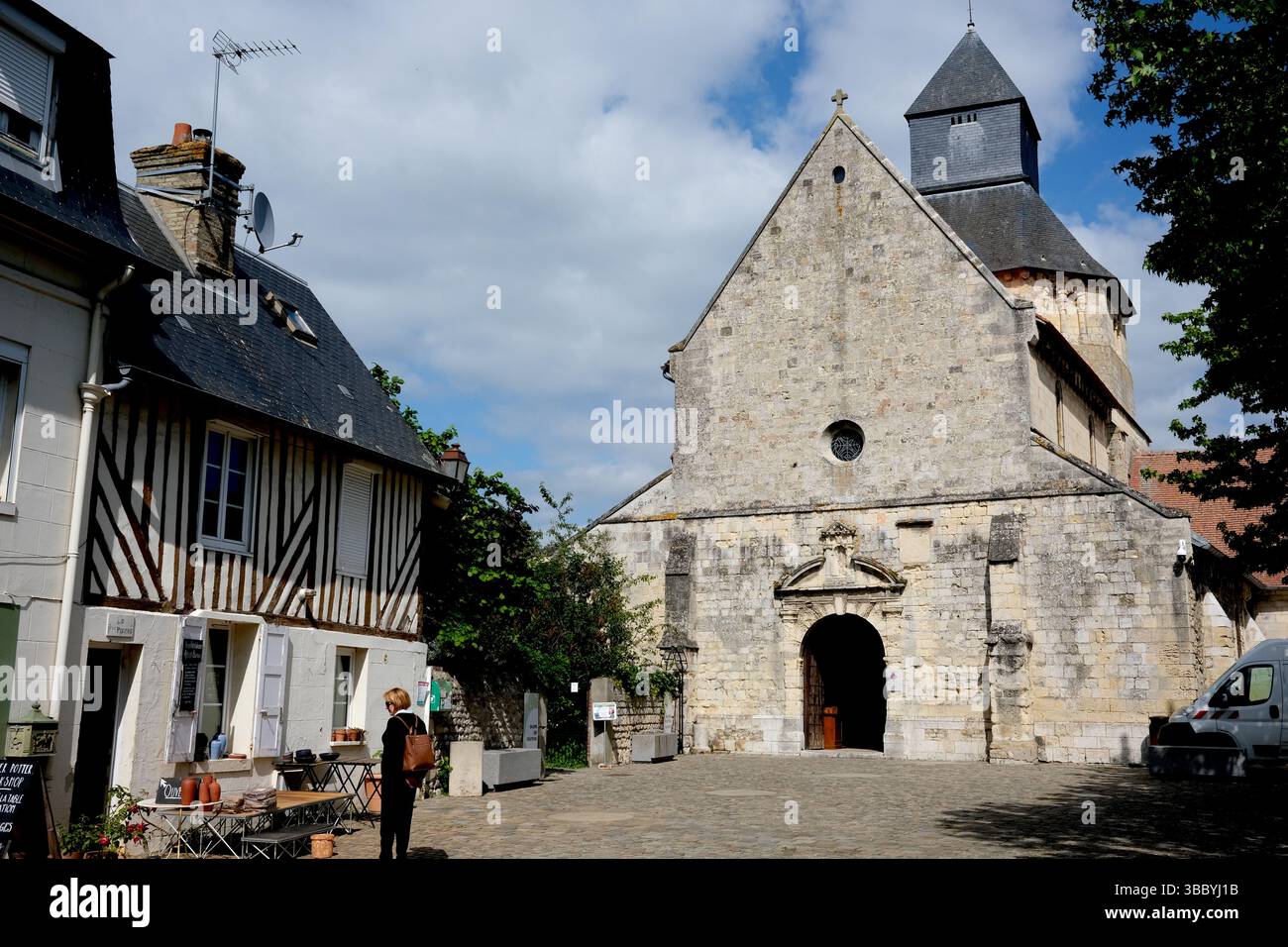 Eglise Saint Pierre Monumento Nazionale nel villaggio di Touques in Normandia, Calvados, Francia Foto Stock