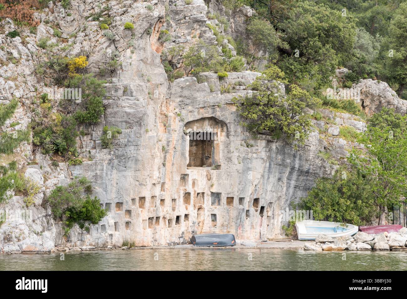 Çandır - Tombe scavate nella roccia in stile Kaunosiano vicino a Kaunous/Dalyan, Turkiye Foto Stock