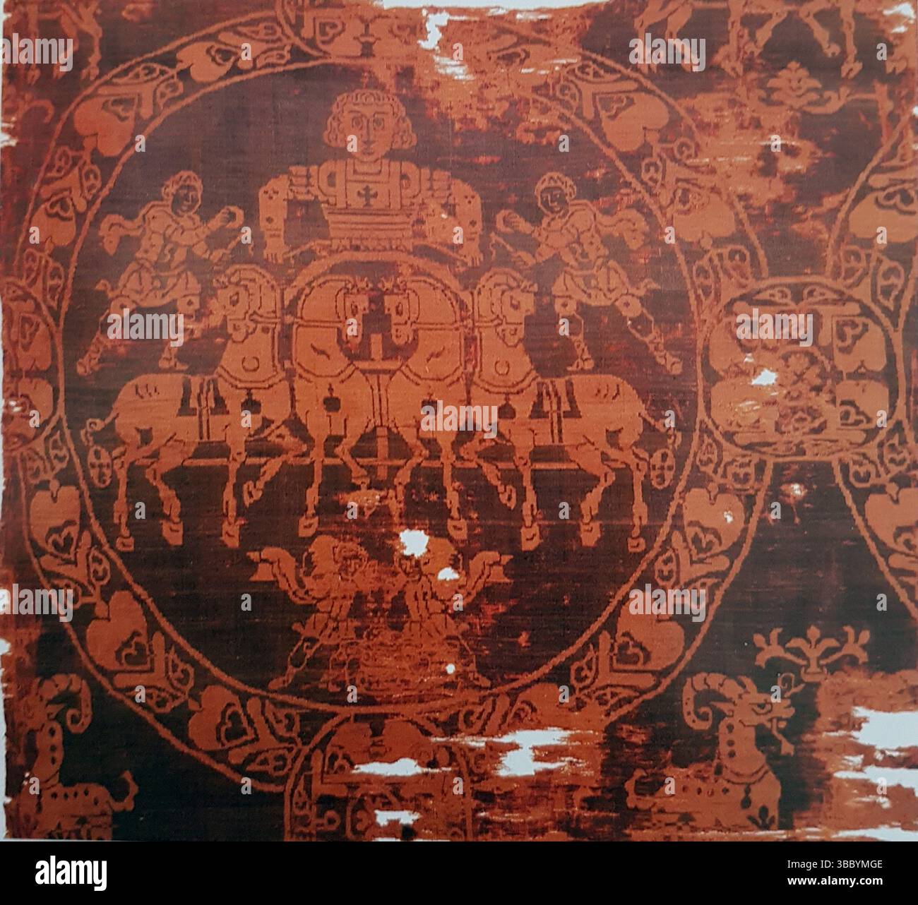 La cosiddetta "Sindone di Carlo Magno", stoffa di seta bizantina (76 x 75 cm) con quadriga, tardo VIII secolo, forse prima. Una sezione del tessuto (delle stesse dimensioni) fu tagliata nel 1850 e venduta al Musée National du Moyen Âge di Parigi. Collezione tessile del Tesoro della Cattedrale di Aquisgrana, Aquisgrana, Germania. Foto Stock