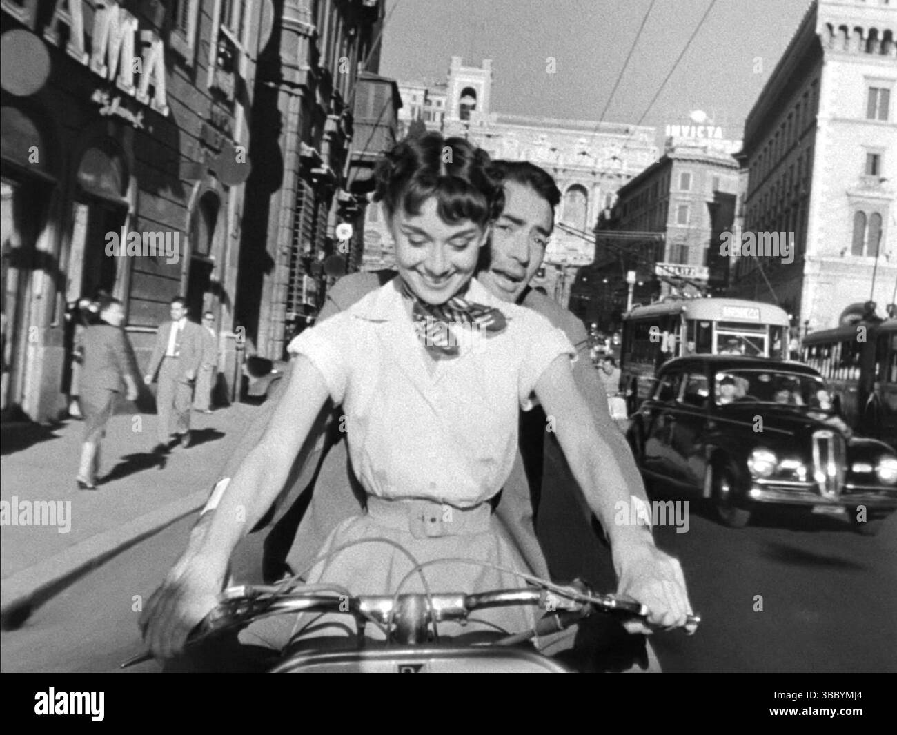 Film commedia romantica americana vacanza romana (1953). - Joe and Ann Career Through Rome on a Vespa scooter - Roman Holiday è un film del 1953 diretto e prodotto da William Wyler. Audrey Hepburn interpreta Roma da sola e Gregory Peck reporter. Foto Stock