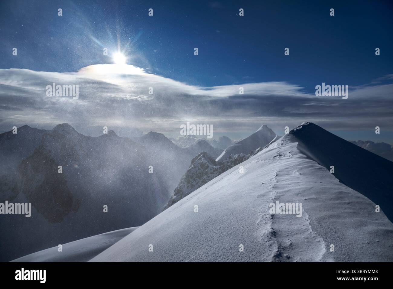 Venti molto forti sulla cima di Liskamm West. Foto Stock