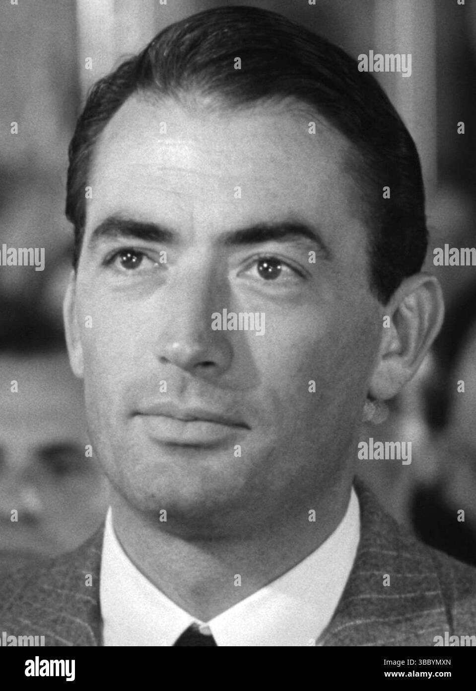 Screenshot ritagliato di Gregory Peck dal trailer del film Roman Holiday. Further Cropped from Image:Gregory Peck in Roman Holiday trailer - Roman Holiday è un film del 1953 diretto e prodotto da William Wyler. Audrey Hepburn interpreta Roma da sola e Gregory Peck reporter. Foto Stock