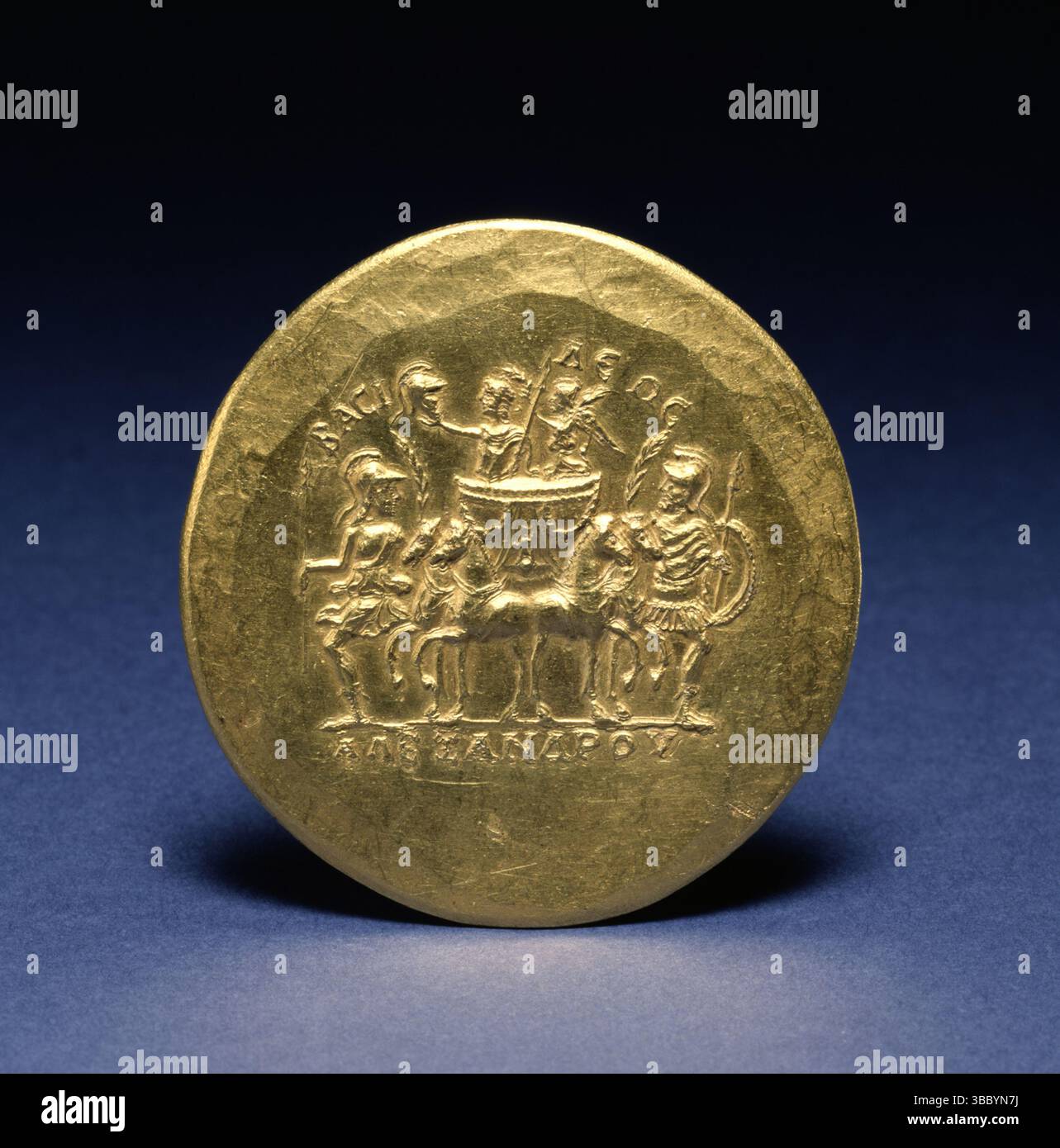 Roman - Medaglione con Alessandro Magno - . Caracalla amava essere paragonato al grande re e conquistatore Alessandro di Macedonia (regnante nel 336-323 a.C.). Come Alessandro, questo imperatore romano condusse una guerra in Oriente, e morì nel corso della sua campagna contro i parti. Questo particolare medaglione mostra Alessandro Magno che guarda il cielo e reca uno scudo decorato con segni dello zodiaco. Questo ritratto lo mostra con i capelli tirati indietro. Indossa un cuirass decorato con una figura di Atena sulla tracolla e, sul petto, una scena della Gigantomachia (Guerra del Gigante) Foto Stock