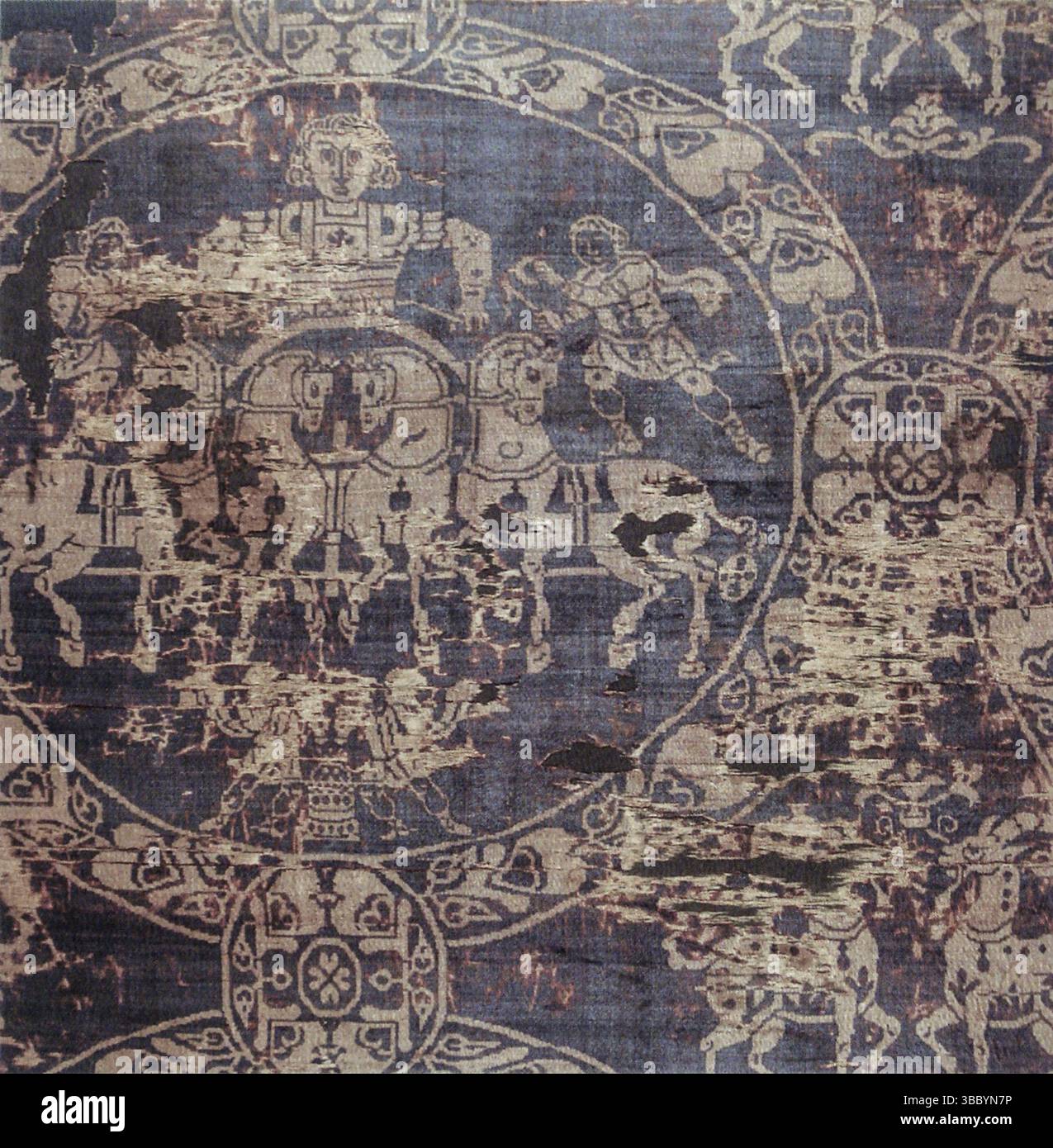 La Sindone di Carlo Magno, una seta policroma color cremisi con un motivo che mostra una quadriga, bizantina, VIII o IX secolo. Parigi, musée National du Moyen Âge. Questa sezione è stata tagliata nel 1850 dalla copertura del Tesoro della Cattedrale di Aquisgrana, dove rimane una sezione delle stesse dimensioni. Foto Stock