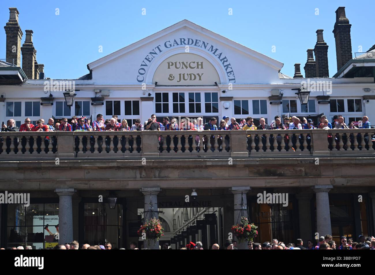 Covent Park, Londra, Inghilterra. 17 maggio 2025. Crystal Palace marcia verso Wembley Satdium. Stonehenge, Salisbury, Inghilterra. Crediti: Brent Clark/Alamy Live News Foto Stock Covent Park, Londra, Inghilterra. 17 maggio 2025. Crystal Palace marcia verso Wembley Satdium. Stonehenge, Salisbury, Inghilterra. Crediti: Brent Clark/Alamy Live News Foto Stock