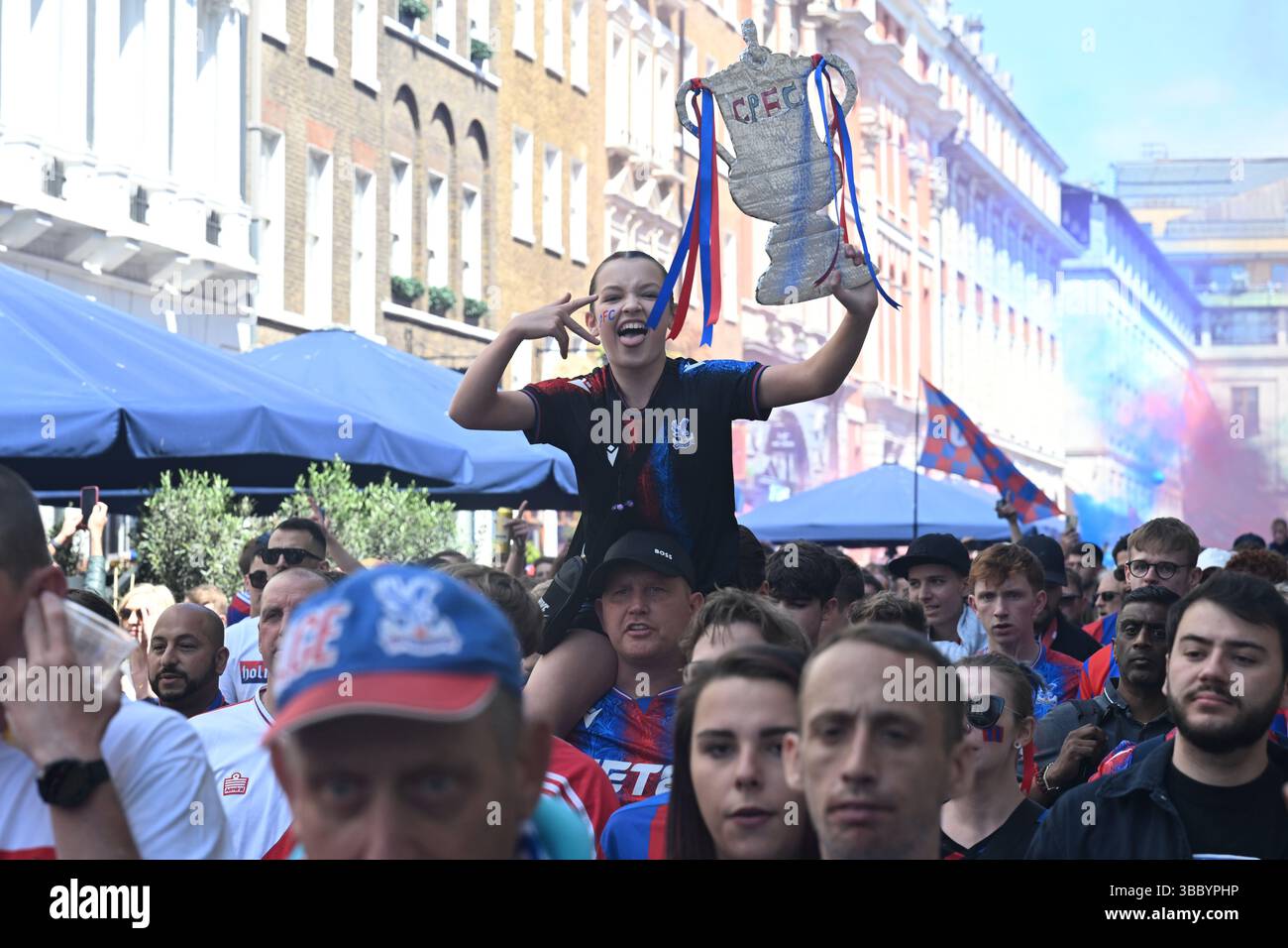 Covent Park, Londra, Inghilterra. 17 maggio 2025. Crystal Palace marcia verso Wembley Satdium. Stonehenge, Salisbury, Inghilterra. Crediti: Brent Clark/Alamy Live News Foto Stock Covent Park, Londra, Inghilterra. 17 maggio 2025. Crystal Palace marcia verso Wembley Satdium. Stonehenge, Salisbury, Inghilterra. Crediti: Brent Clark/Alamy Live News Foto Stock
