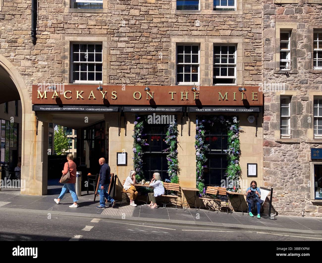 Mackays on the Mile, ristorante scozzese, Canongate Royal Mile, Edimburgo, Scozia - Immagine stock catturata con smartphone