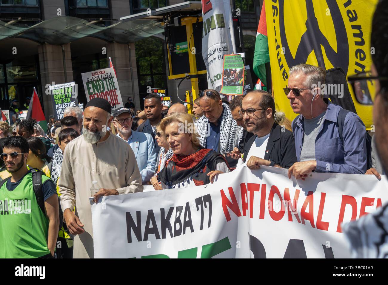 Londra, Regno Unito. 17 maggio 2025. Mentre Israele ha rinnovato i suoi attacchi genocidi a Gaza, dove le persone ora muoiono di fame dopo che Israele ha bloccato tutto il cibo, il carburante e le medicine, molte migliaia, compresi molti ebrei, sono venuti a Londra per marciare pacificamente nel 77° anniversario della Nakba per una manifestazione a Downing St che chiedeva un cessate il fuoco immediato e permanente, il rilascio di tutti i prigionieri e gli ostaggi e la fine del blocco e il Regno Unito per smettere di armare Israele. Peter Marshall/Alamy Live News Foto Stock