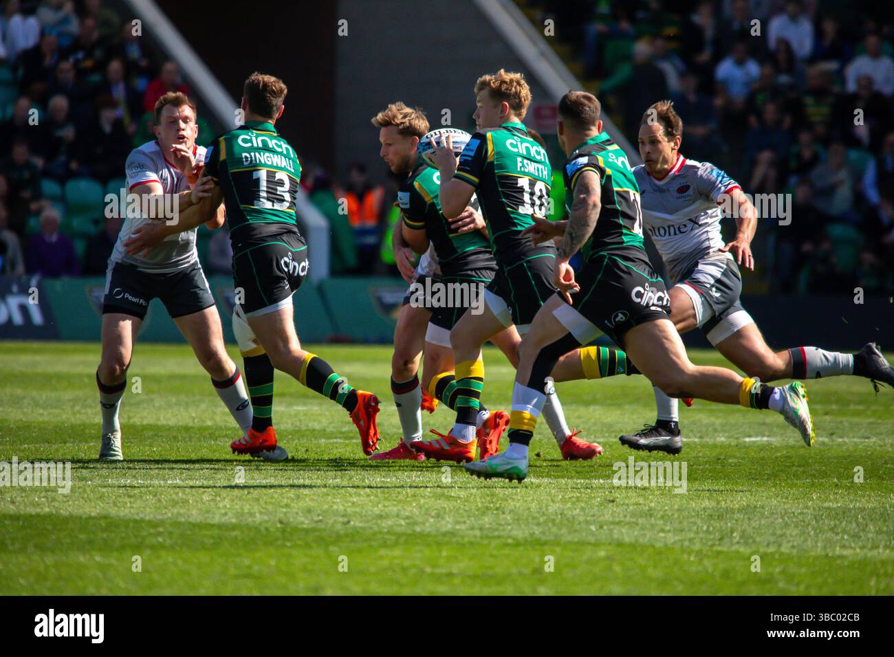 Northampton, Regno Unito, 17 maggio 2025 i Northampton Saints fuori Half fin Smith attaccano la difesa dei Saraceni nel Gallagher Premiership Rugby al Cinch Stadium, Northampton, Regno Unito. Alex Williams / Alamy Live News Foto Stock