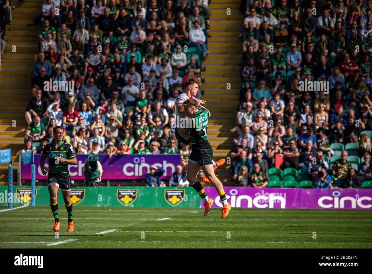 Northampton, Regno Unito, 17 maggio 2025 l'ala dei Northampton Saints Tommy Freeman salta per raccogliere la palla contro i Saraceni nel Gallagher Premiership Rugby al Cinch Stadium di Northampton, Regno Unito. Alex Williams / Alamy Live News Foto Stock
