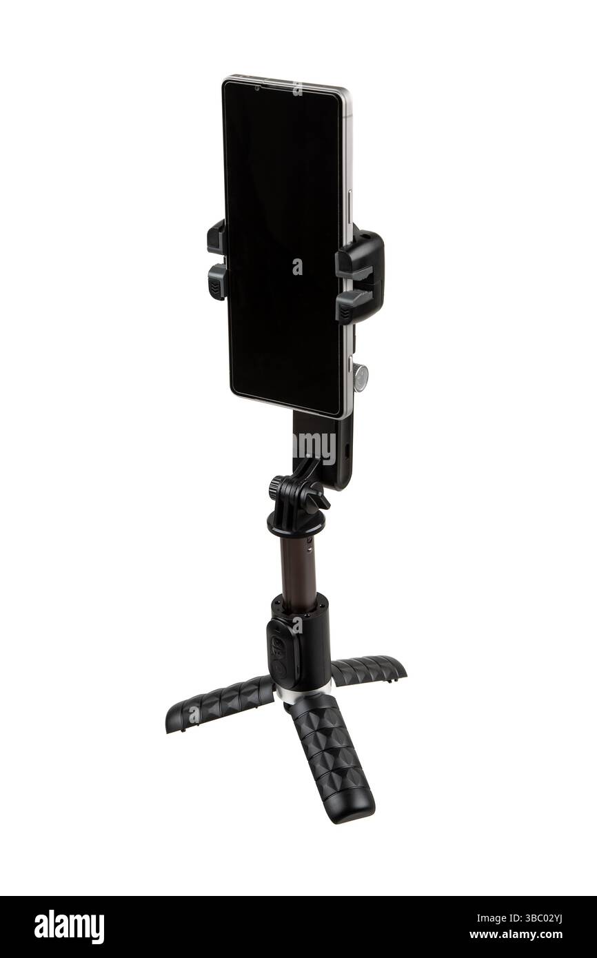 Smartphone montato su un treppiede compatto con stabilizzatore cardanico, isolato su sfondo bianco. Foto Stock