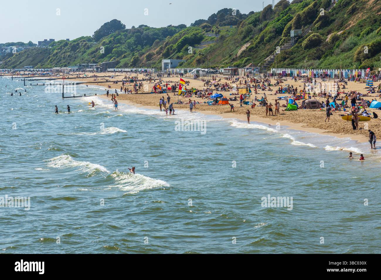 West Cliff Beach, Bournemouth, Regno Unito - 17 maggio 2025: Una spiaggia affollata di bagnanti. Foto Stock