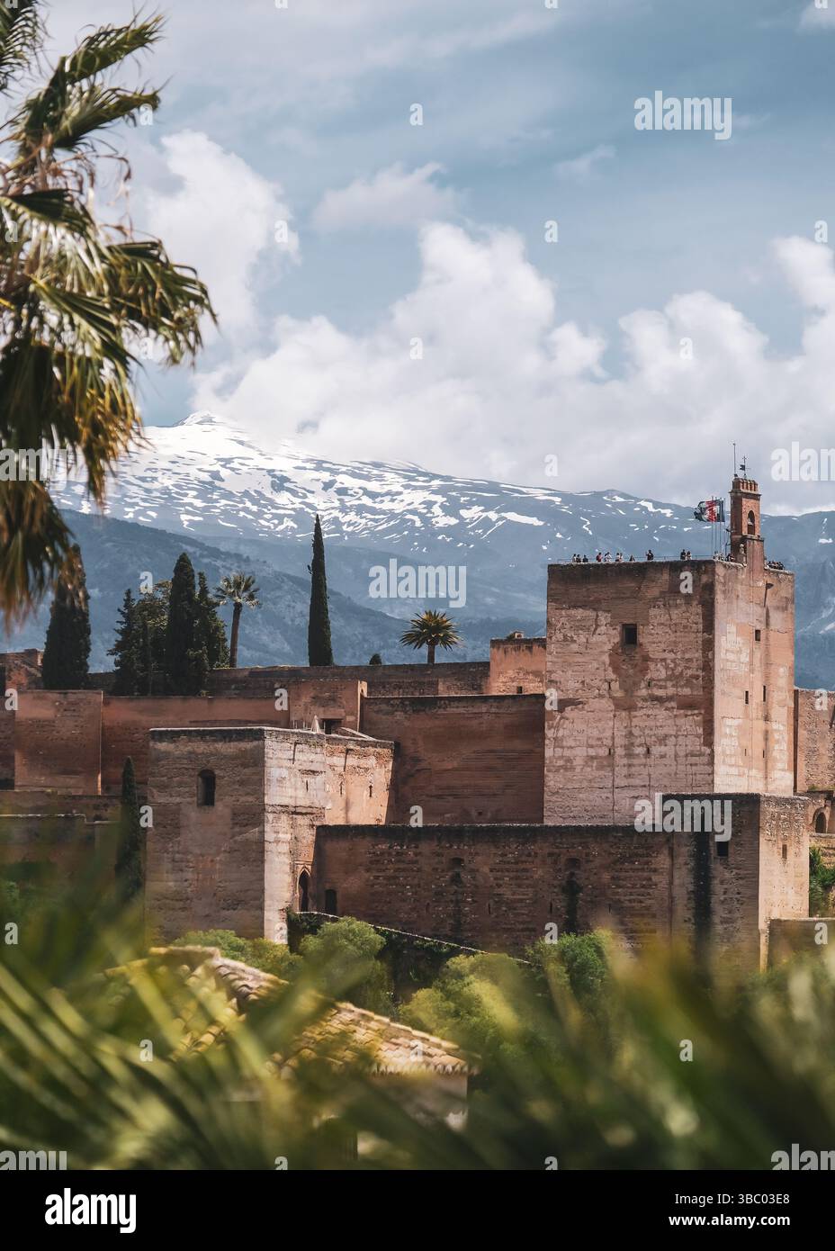 Neve visibile nella Sierra Nevada dietro l'Alhambra, Granada, Spagna Foto Stock