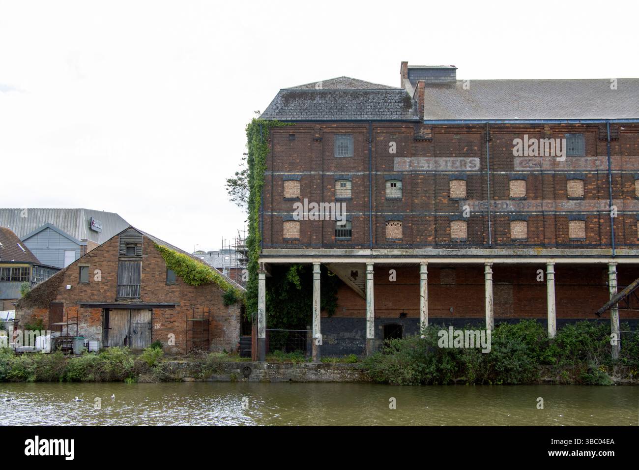 Vecchi magazzini sulla banchina di Gloucester Docks. Foto Stock