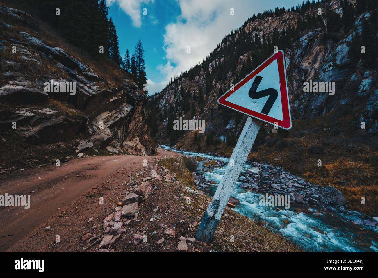 Segnaletica pericolosa sulla strada di montagna Foto Stock