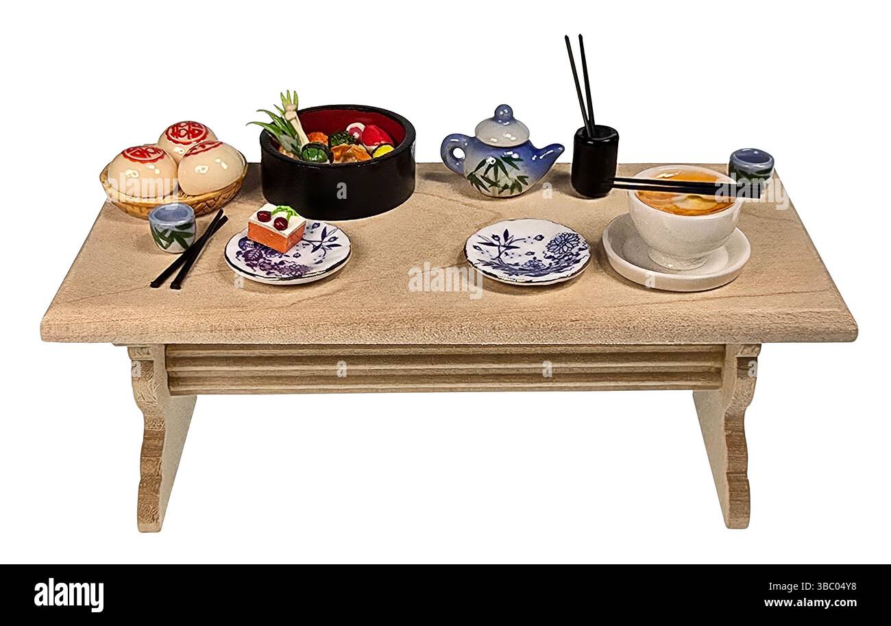 Pasto asiatico su un tavolo di legno e pronto da mangiare Foto Stock
