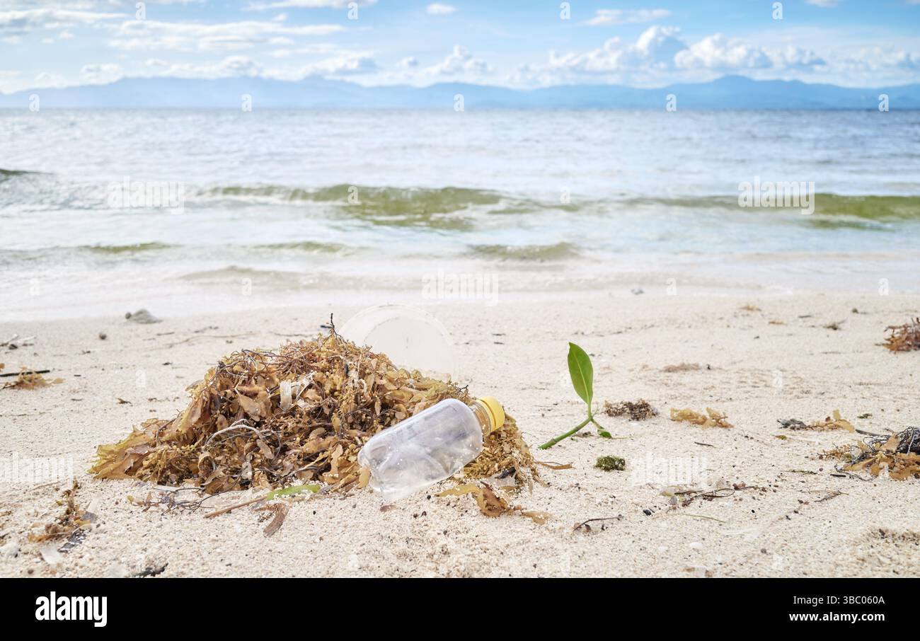 Spazzatura di plastica sulla spiaggia tropicale, concentrazione selettiva. Foto Stock
