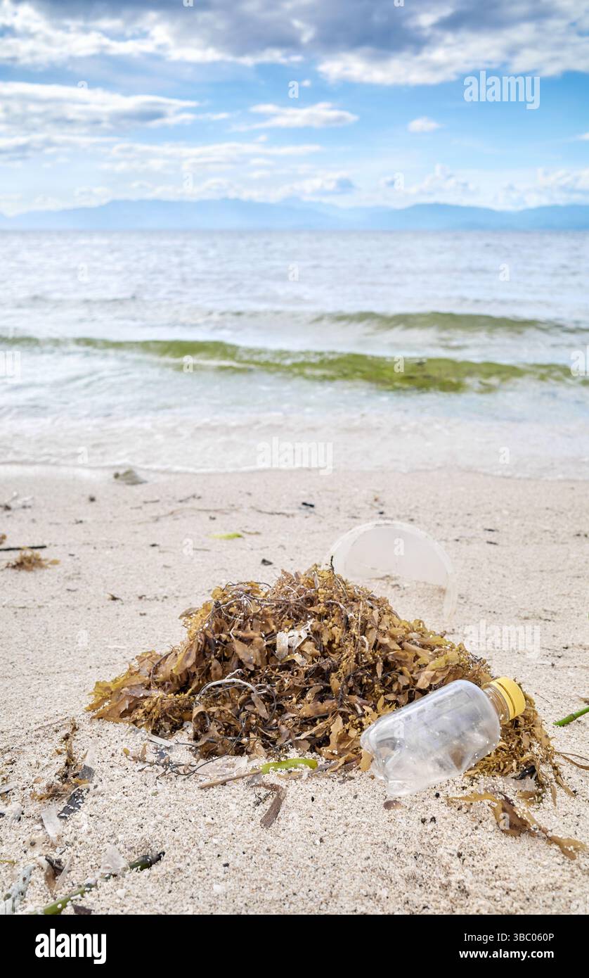 Spazzatura di plastica sulla spiaggia tropicale, concentrazione selettiva. Foto Stock