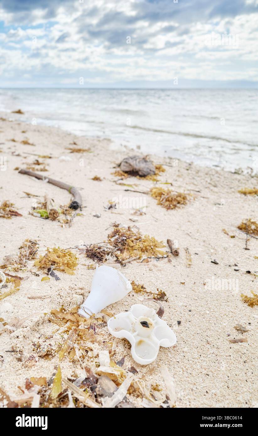 Spazzatura di plastica sulla spiaggia tropicale, concentrazione selettiva. Foto Stock