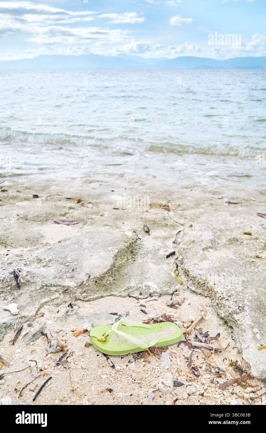 Spazzatura di plastica sulla spiaggia tropicale, concentrazione selettiva. Foto Stock