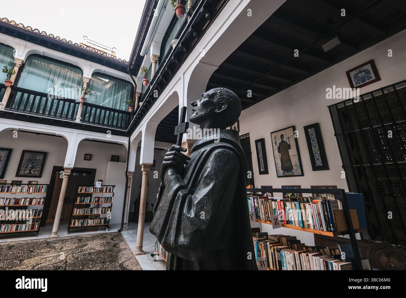 Una statua di San Juan de Dios alla Casa de los Pisa a Granada, Spagna Foto Stock