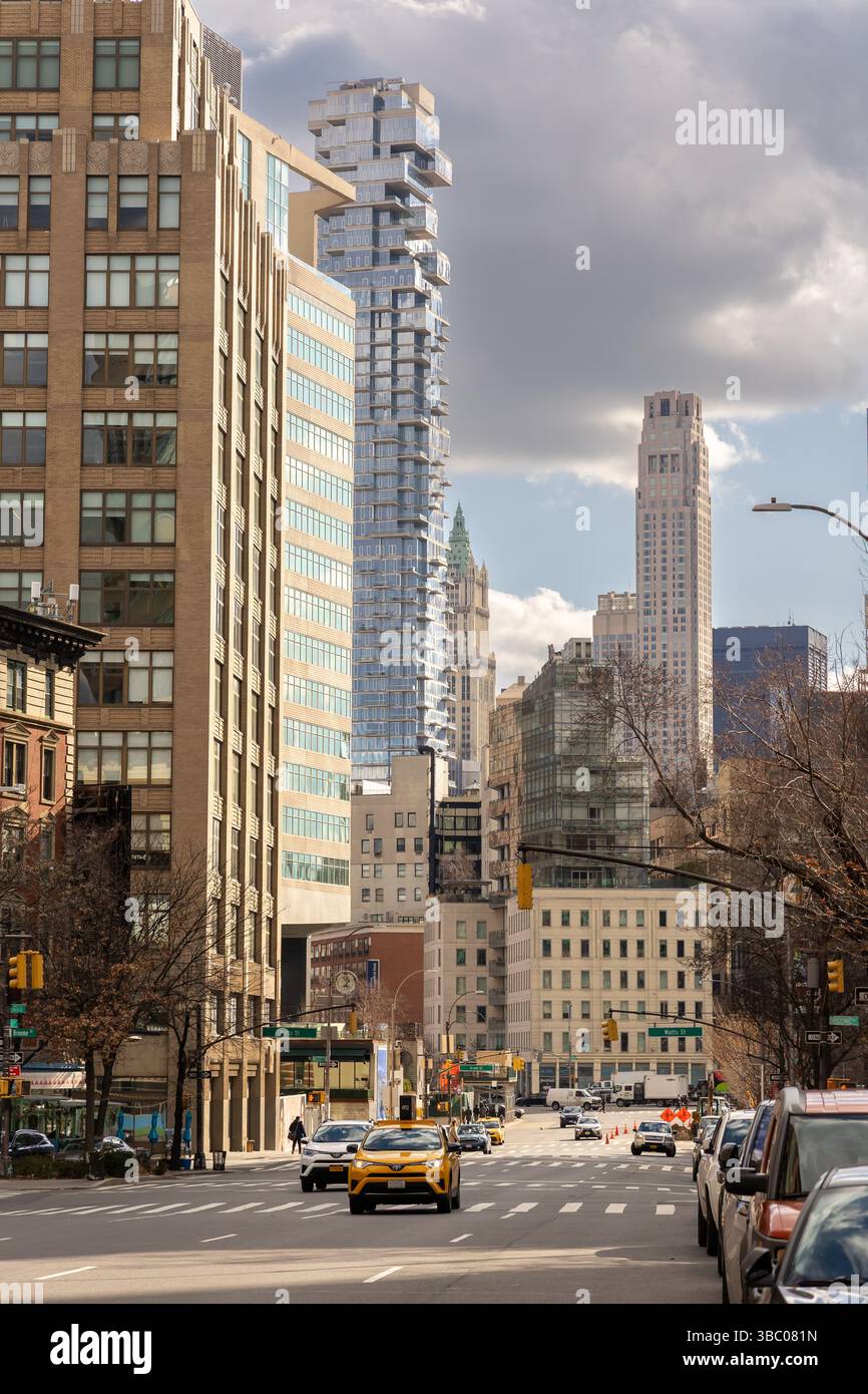 New York City, NY, Stati Uniti - 5 marzo 2023: Una strada trafficata si svolge durante il mese di marzo, mettendo in risalto l'architettura variegata e un taxi giallo brillante Foto Stock