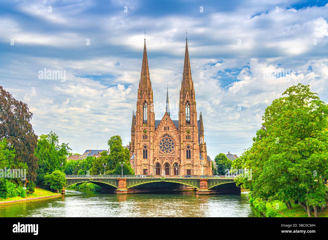 Chiesa di San Paolo Eglise reformee edificio in stile neogotico Saint-Paul e ponte Pont d'Auvergne sul canale del fiume Ill nella città vecchia di Strasburgo, ci Foto Stock