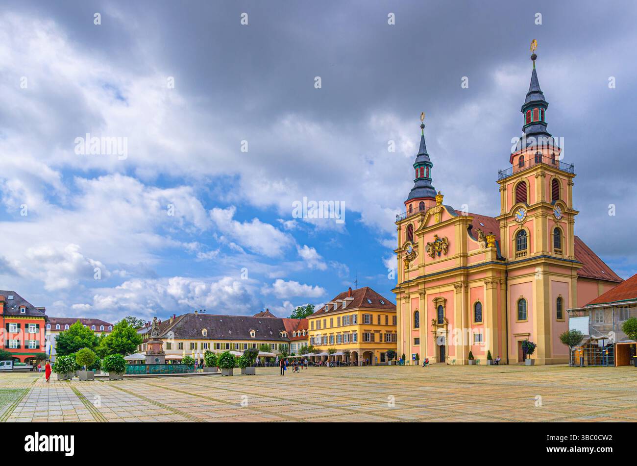 Il centro storico di Ludwigsburg, la chiesa cittadina di Ludwigsburg, la Evangelische Stadtkirche, le vecchie case sulla piazza del mercato Marktplatz nel centro storico di Ludwi Foto Stock