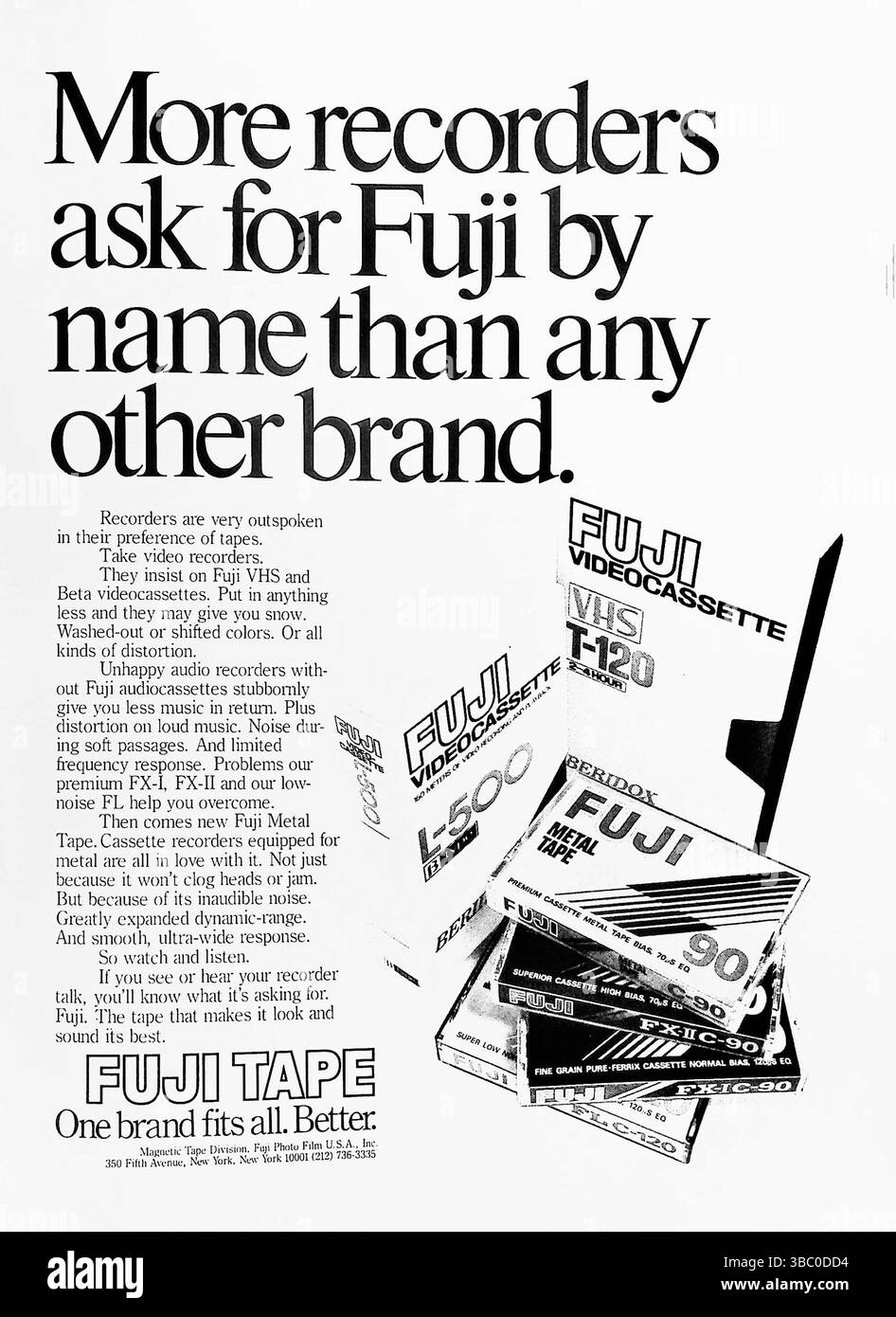 1980 pubblicità su nastro Fuji che promuove le sue cassette VHS, Betamax e audio. Pubblicizzato come il marchio più richiesto dai registratori, Fuji sottolinea la qualità superiore dell'immagine e del suono, la distorsione ridotta e formulazioni avanzate come FX-i, FX-II e nastro metallico. Progettato per offrire video più chiari e audio ad alta fedeltà sia per i professionisti che per i consumatori. Foto Stock