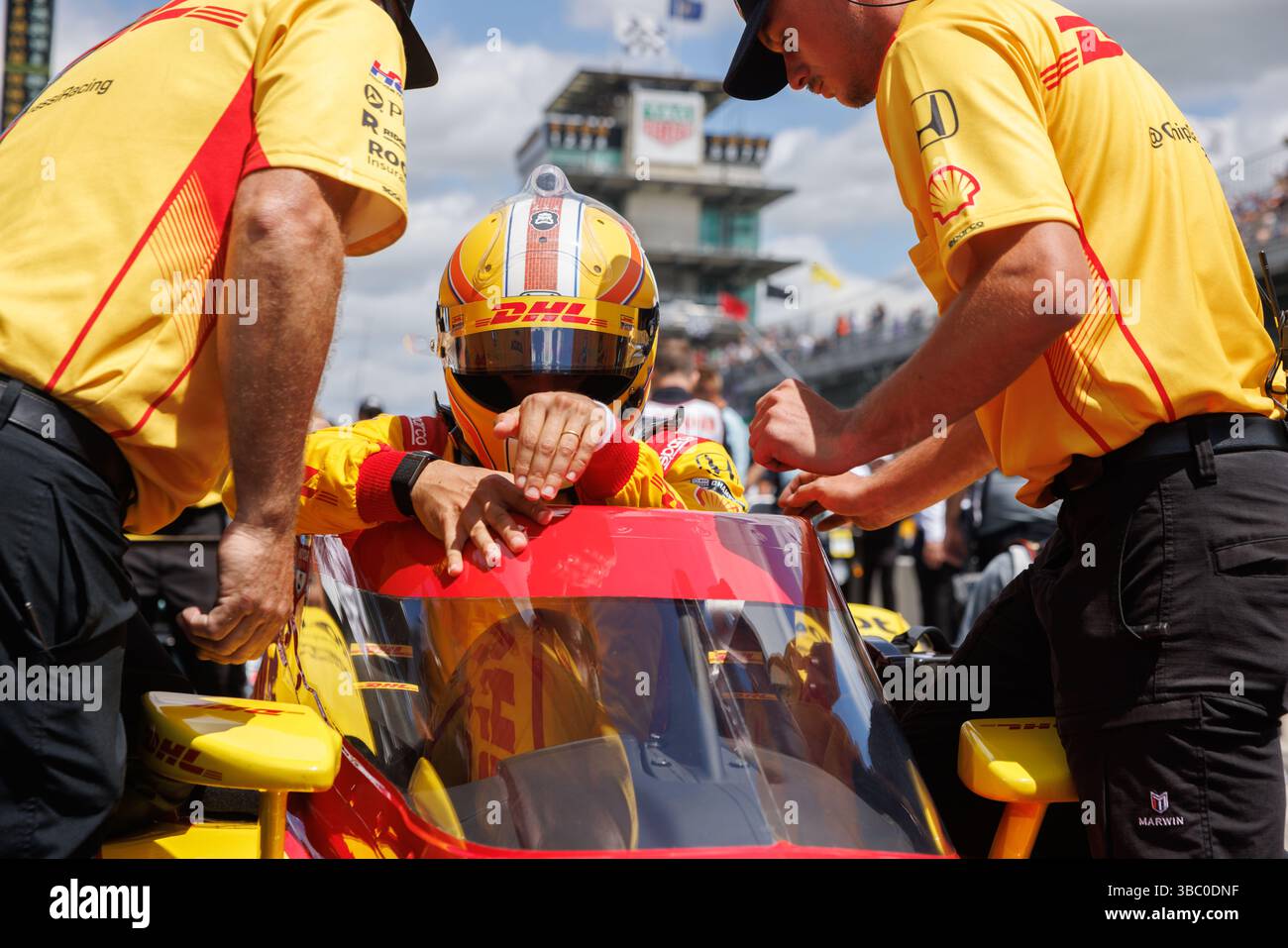 Indianapolis, Stati Uniti. 17 maggio 2025. INDIANAPOLIS, INDIANA - 17 maggio: Alex Palou, Chip Ganassi Racing Honda (10) durante le qualifiche per la NTT IndyCar Series 109esima corsa della 500 miglia di Indianapolis al Motor Speedway di Indianapolis il 17 maggio 2025 a Indianapolis, Indiana. ( Crediti: Jeremy Hogan/Alamy Live News Foto Stock
