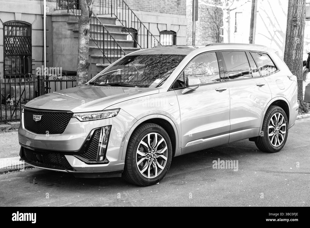 New York City, USA - 07 aprile 2024: 2023 Cadillac XT6 Sport SUV auto parcheggiata all'aperto, vista d'angolo Foto Stock