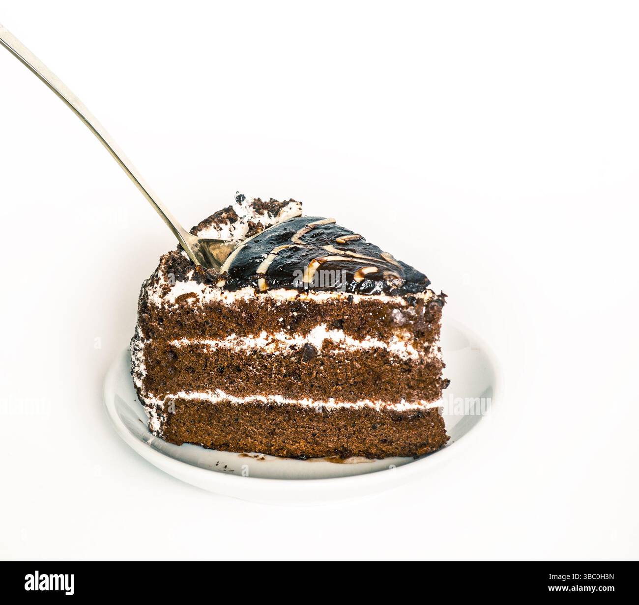 pezzo di torta al cioccolato su piattino bianco, isolato Foto Stock