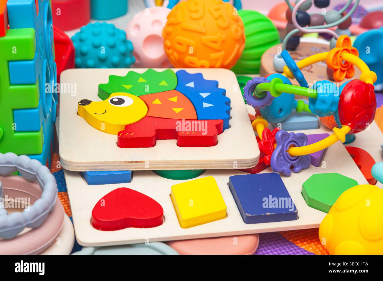 Giocattoli educativi per bambini su un tappetino da gioco. Foto Stock