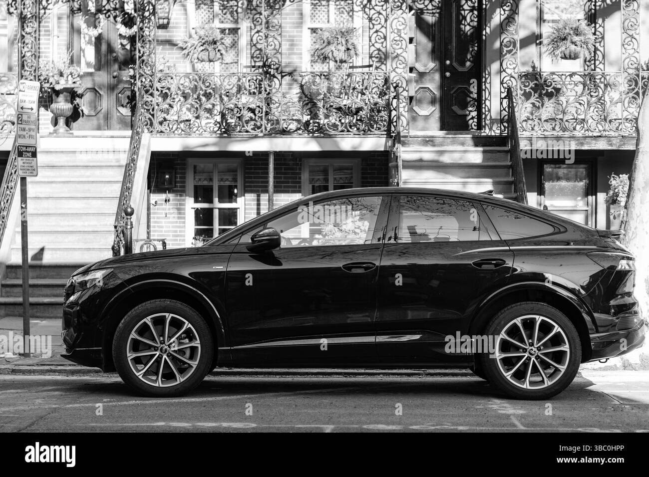 New York City, USA - 23 aprile 2024: Audi Q4 e-tron SUV auto elettrica parcheggiata all'aperto, vista laterale Foto Stock