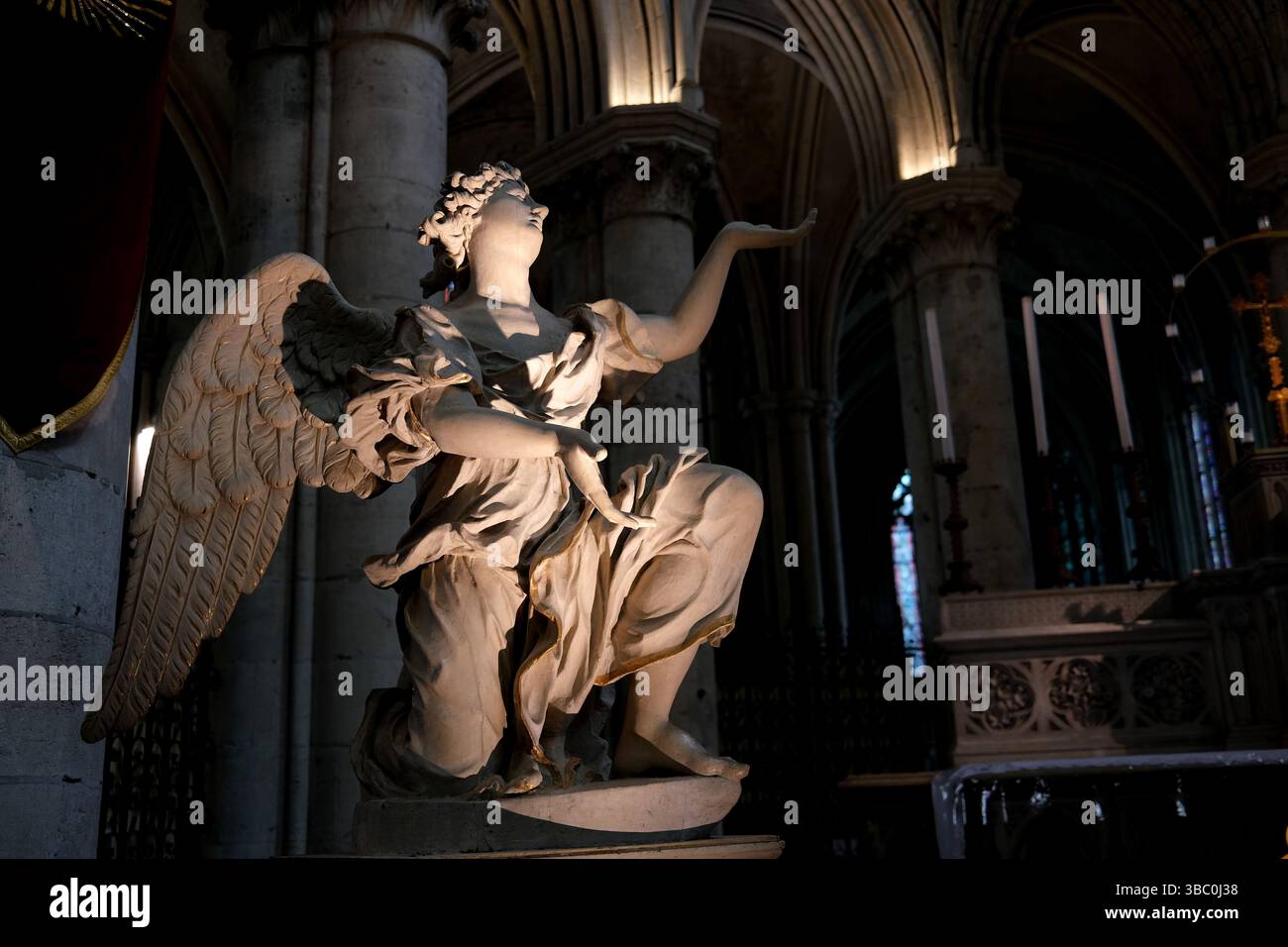 Scultura della statua dell'Angelo la Cathédrale Saint-Pierre a Lisieux nella regione Calvados della Normandia, Francia Foto Stock