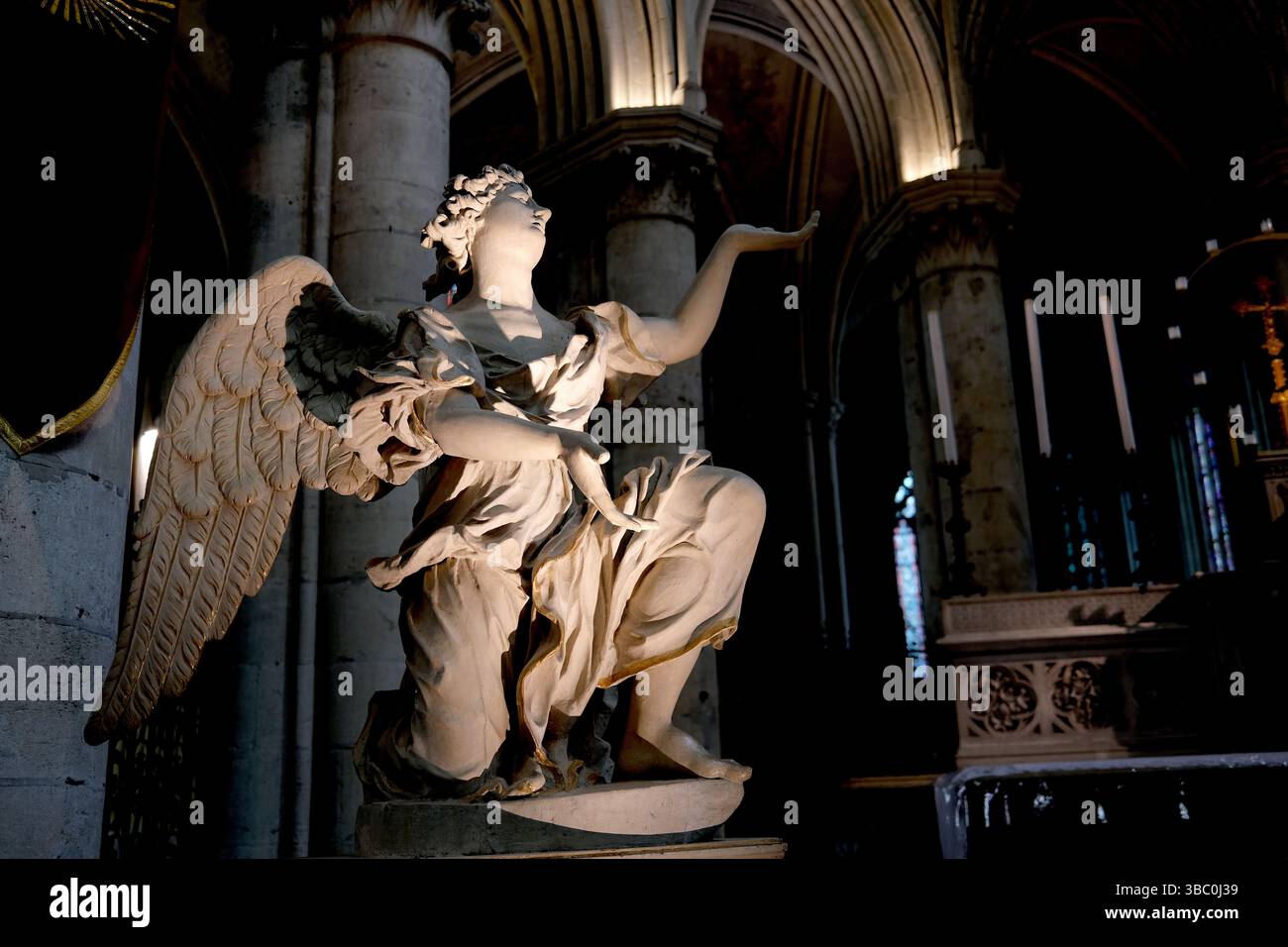 Scultura della statua dell'Angelo la Cathédrale Saint-Pierre a Lisieux nella regione Calvados della Normandia, Francia Foto Stock