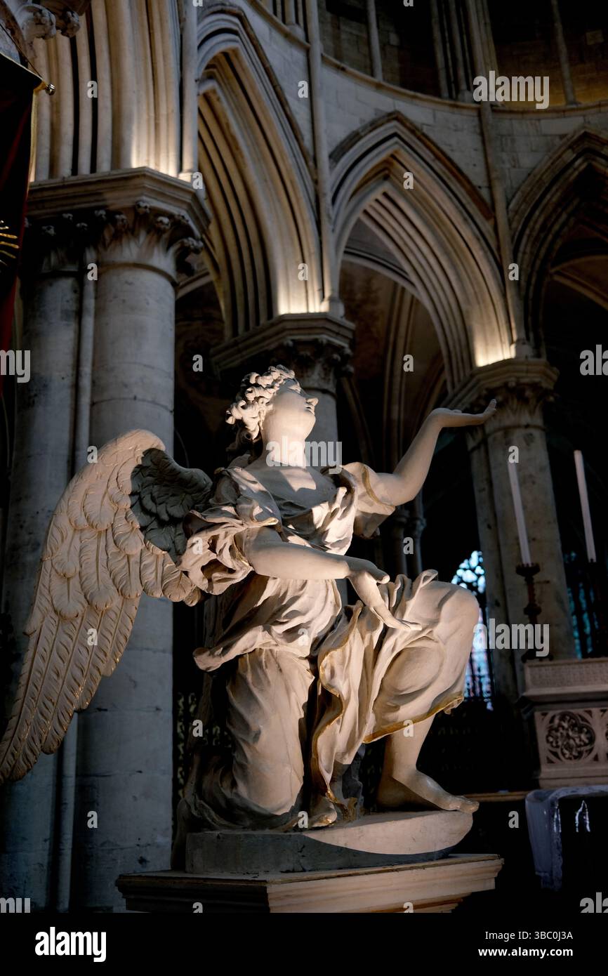 Scultura della statua dell'Angelo la Cathédrale Saint-Pierre a Lisieux nella regione Calvados della Normandia, Francia Foto Stock