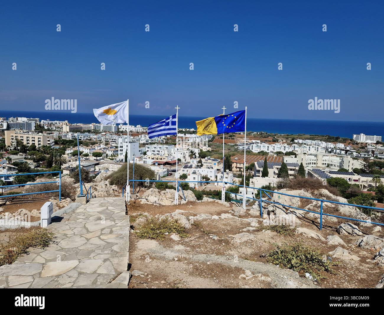 Bandiere di Cipro.bandiere cipriote, greche, UE e altre bandiere che battono contro il cielo blu.Ayia Napa,Cipro,2023 Foto Stock