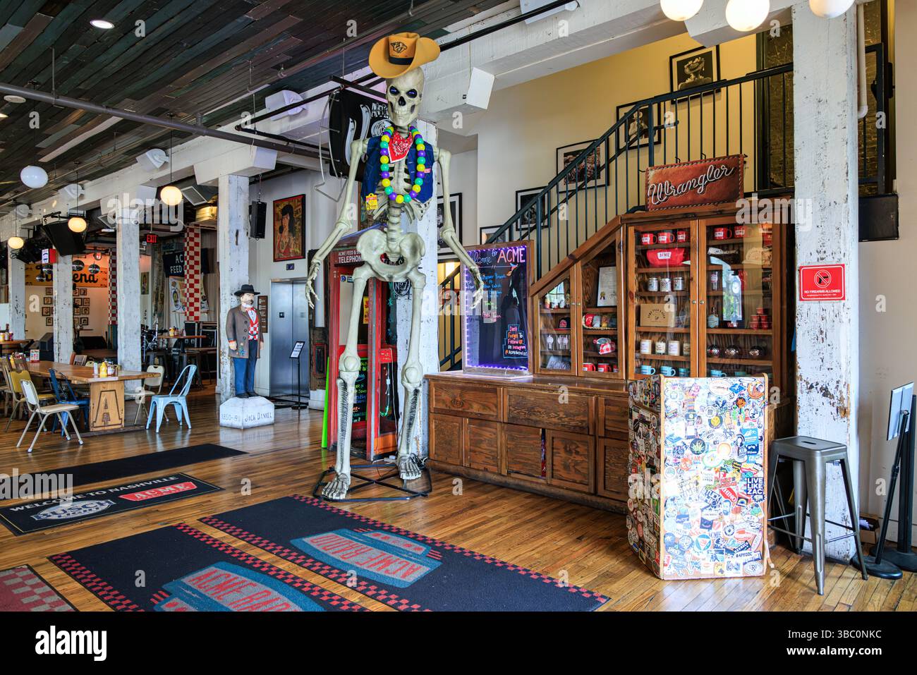 Interno del bar e ristorante Acme Feed and Seed a Lower Broadway, Nashville, Tennessee Foto Stock