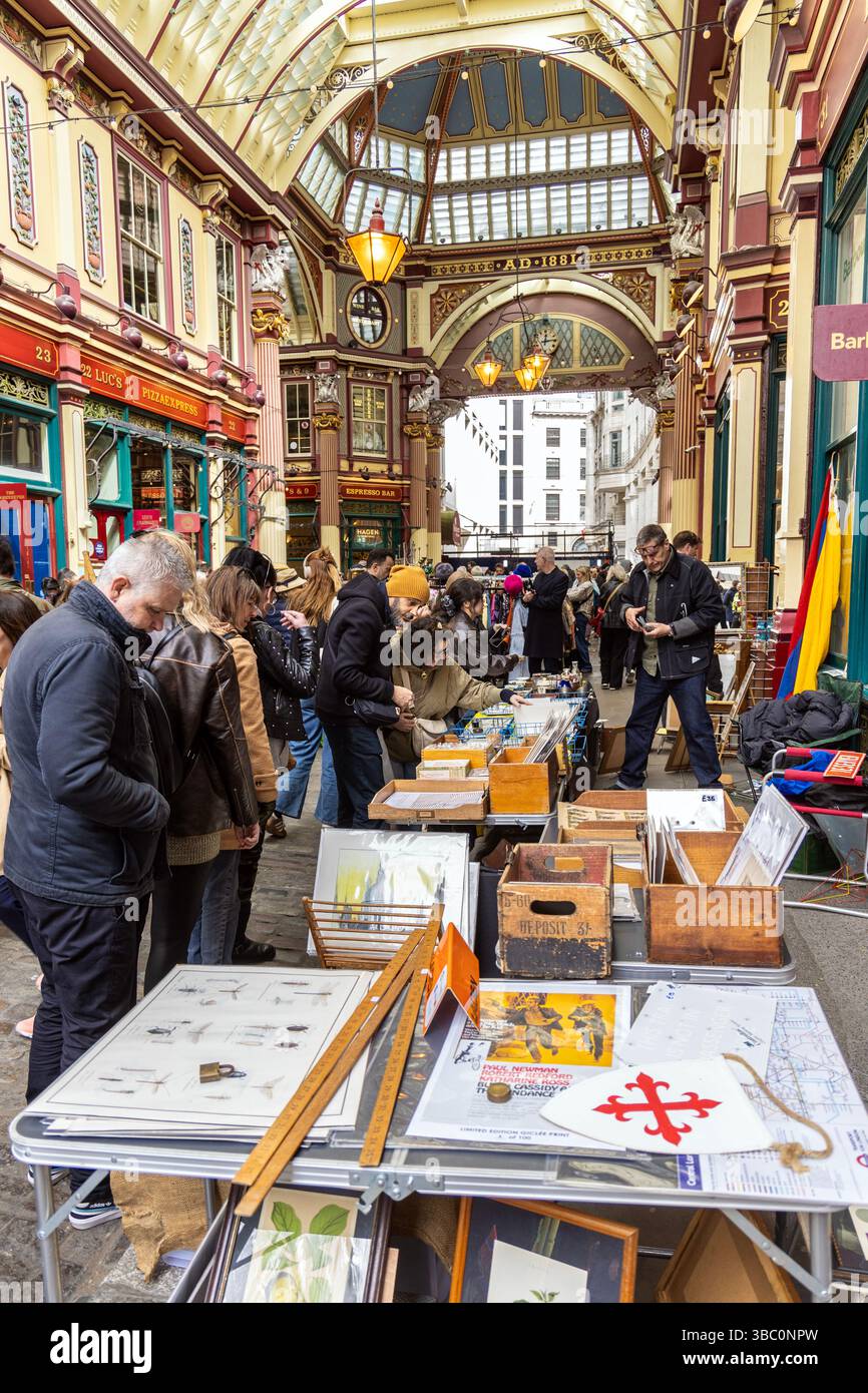 Mobili d'epoca e mercatino delle pulci al Leadenhall Market, Londra, Inghilterra Foto Stock
