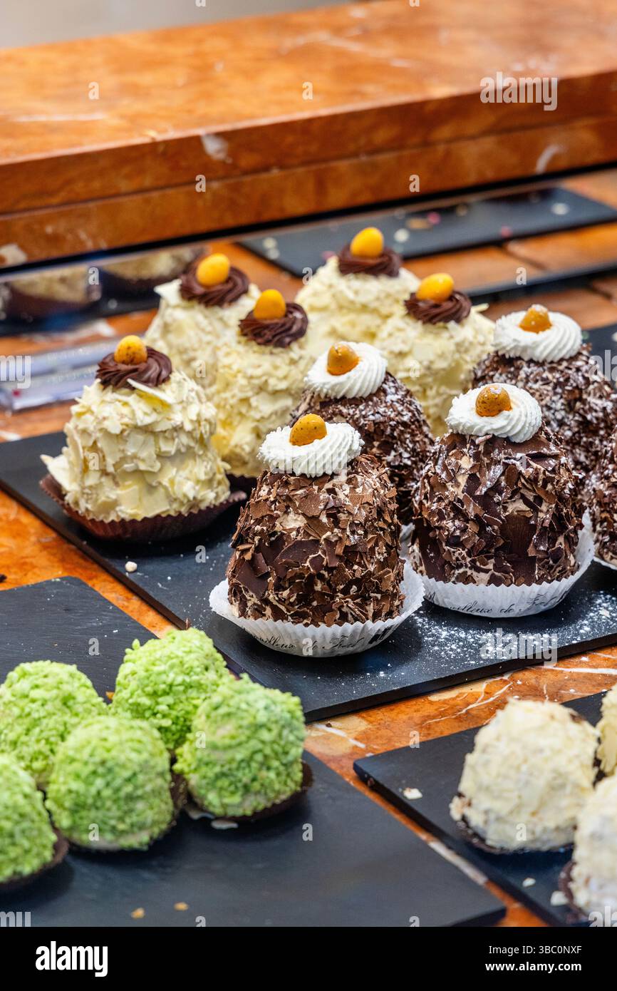 Merveilleux torta tradizionale del nord della Francia presso la pasticceria Aux Merveilleux de Fred nel mercato di Leadenhall, Londra, Inghilterra Foto Stock