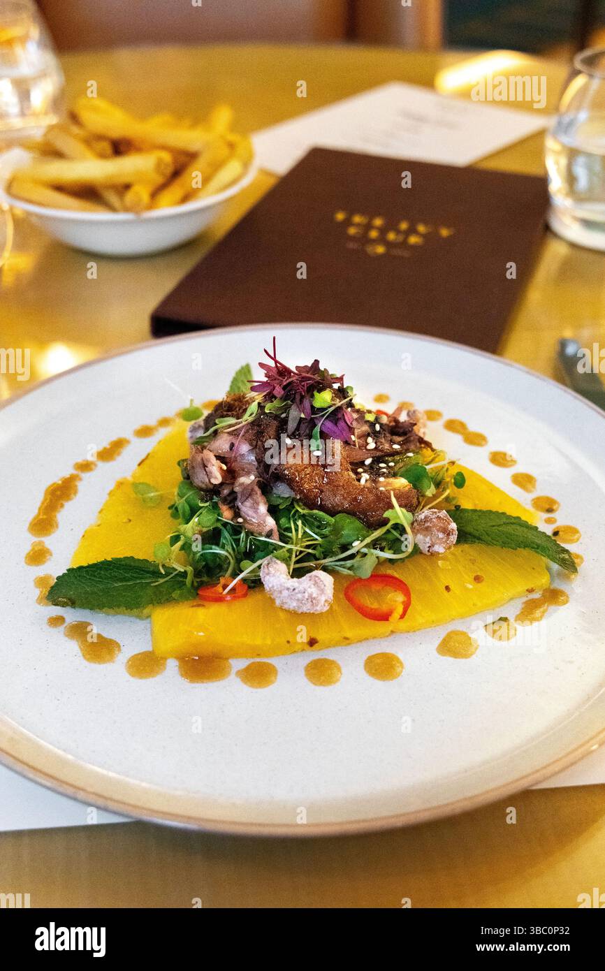 Insalata di anatra croccante e ananas all'Ivy Club piano Bar, Londra, Inghilterra Foto Stock