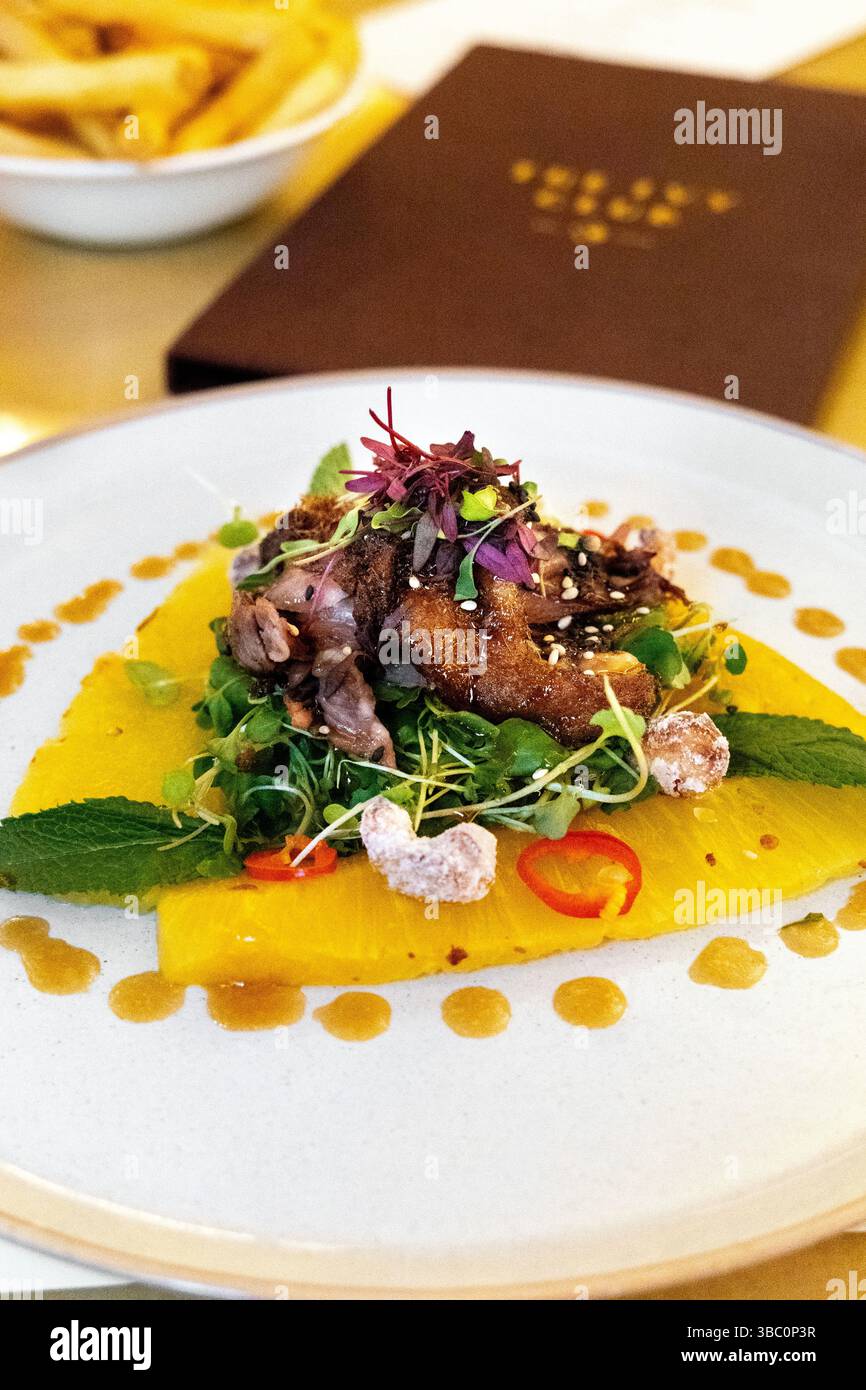 Insalata di anatra croccante e ananas all'Ivy Club piano Bar, Londra, Inghilterra Foto Stock