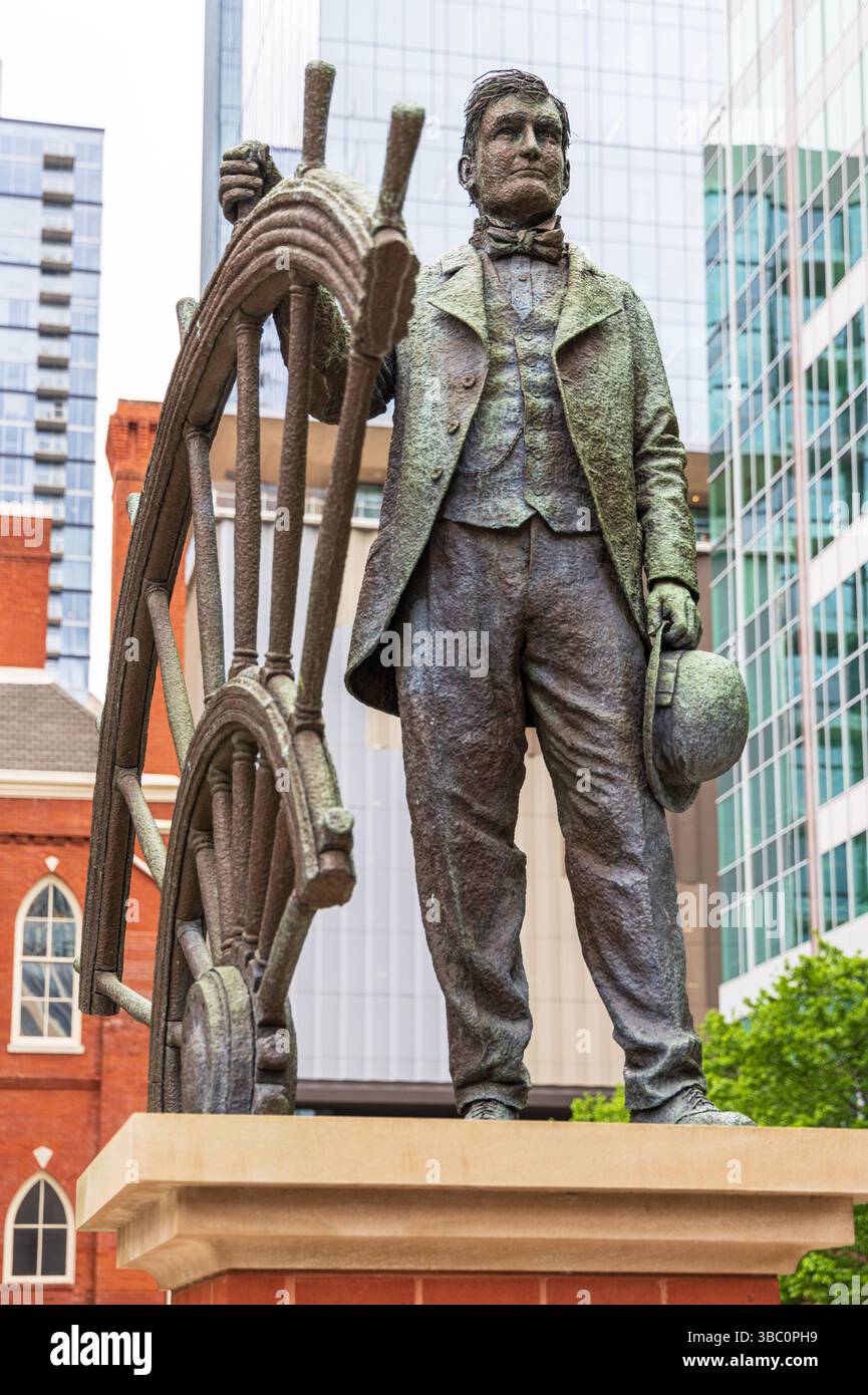 Statua in bronzo del capitano Tom Ryman fuori dal Ryman Auditorium, Nashville, Tennessee, Stati Uniti Foto Stock