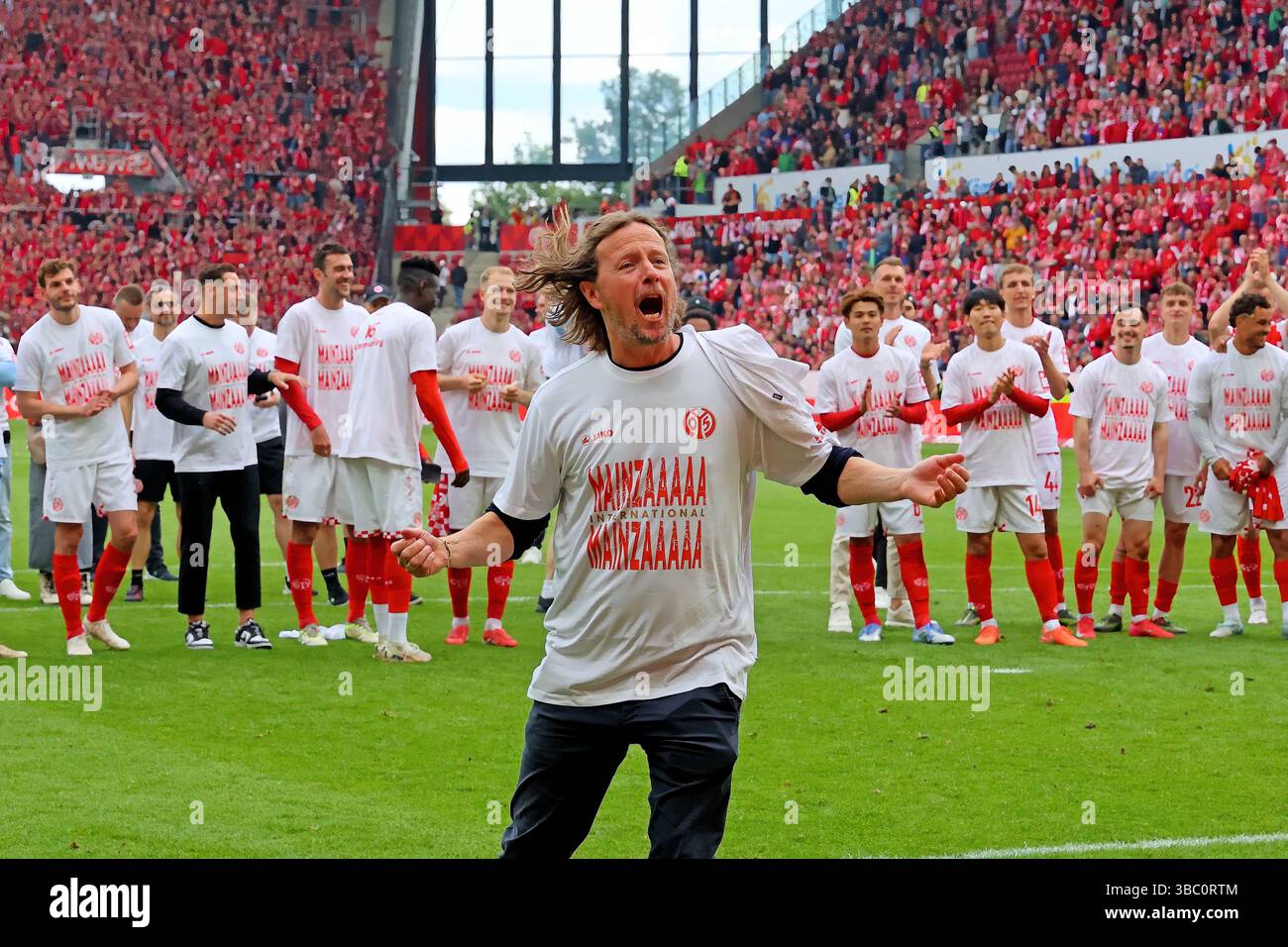 Mainz, Germania. 17 maggio 2025. Mainz, Deutschland 17. Mai 2025: 1. BL - 2024/2025 - FSV Mainz 05 vs. Bayer 04 Leverkusen IM Bild: Trainer Bo Henriksen (Mainz) feiert ausgelassen den Einzug nach Europa und stürmt zur Fankurve. // le normative DFL vietano qualsiasi uso di fotografie come sequenze di immagini e/o quasi-video // credito: dpa/Alamy Live News Foto Stock
