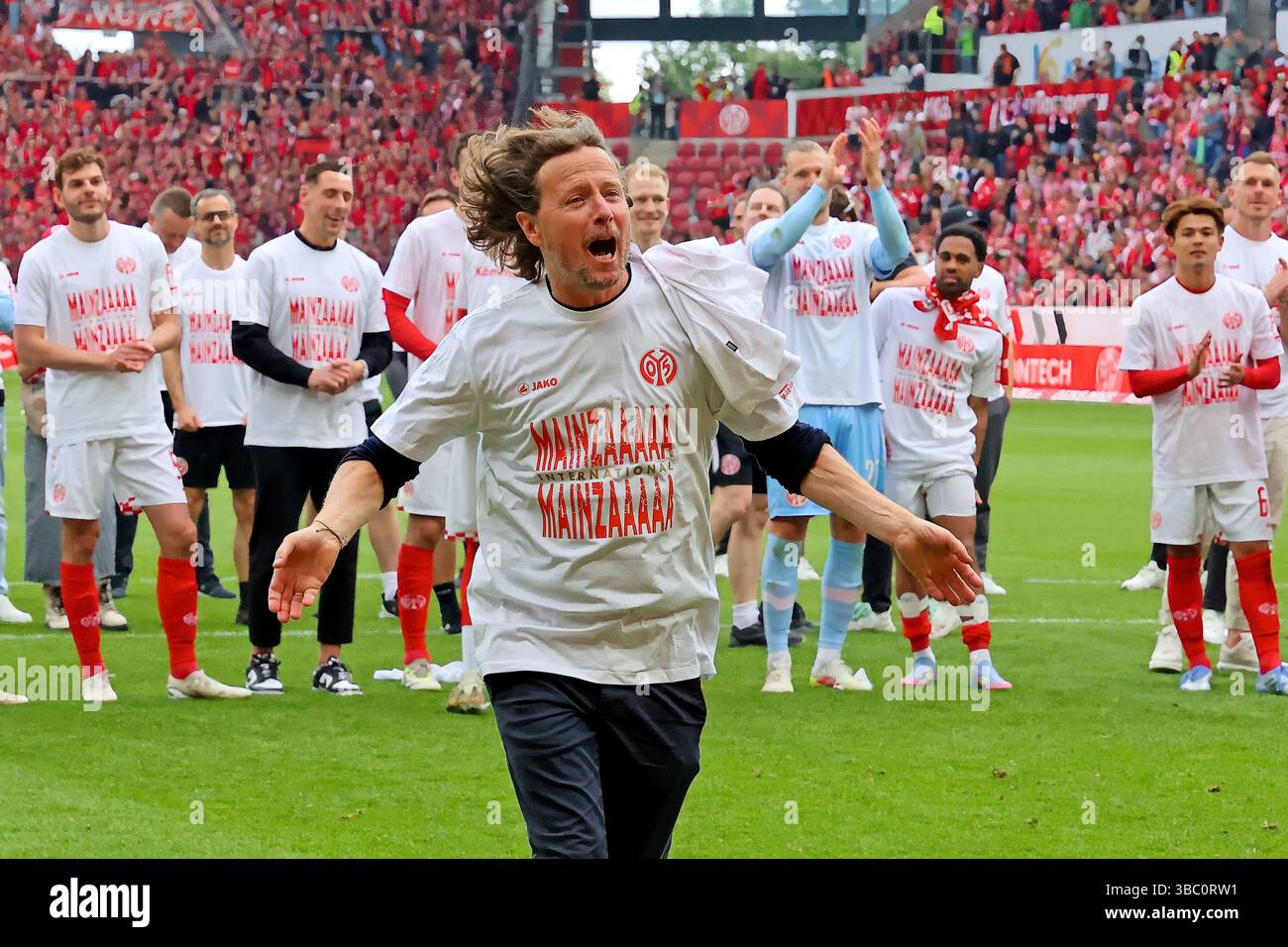 Mainz, Germania. 17 maggio 2025. Mainz, Deutschland 17. Mai 2025: 1. BL - 2024/2025 - FSV Mainz 05 vs. Bayer 04 Leverkusen IM Bild: Trainer Bo Henriksen (Mainz) feiert ausgelassen den Einzug nach Europa und stürmt zur Fankurve. // le normative DFL vietano qualsiasi uso di fotografie come sequenze di immagini e/o quasi-video // credito: dpa/Alamy Live News Foto Stock
