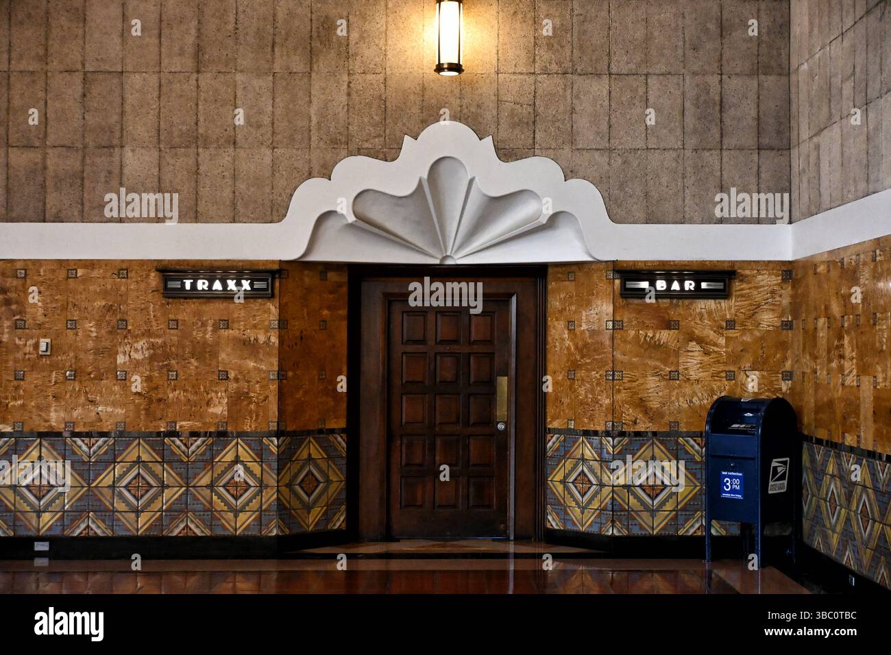 LOS ANGELES, CALIFORNIA - 9 MAGGIO 2025: Il TRAXX Bar è una struttura a conduzione familiare che serve viaggiatori nella Union Station da oltre 25 anni. Foto Stock