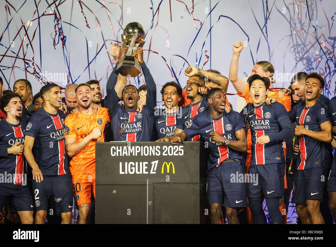 Parigi, Francia, Francia. 17 maggio 2025. I giocatori del Paris Saint-Germain celebrano il primo posto nel campionato francese di Ligue 1 2024-25 con il trofeo durante la partita di Ligue 1 tra il Paris Saint-Germain (PSG) e AJ Auxerre allo stadio Parc des Princes il 17 maggio 2025 a Parigi, Francia. (Credit Image: © Matthieu Mirville/ZUMA Press Wire) SOLO PER USO EDITORIALE! Non per USO commerciale! Foto Stock